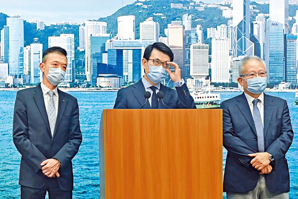 邱騰華（中）形容美方新規定「好像要香港商界說謊」，斥美國單方面野蠻指白為黑。