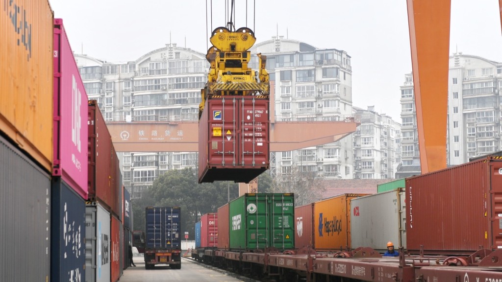 在常州站鐵路貨場，裝載新能源汽車的集裝箱被裝上海鐵聯運班列。 新華社
