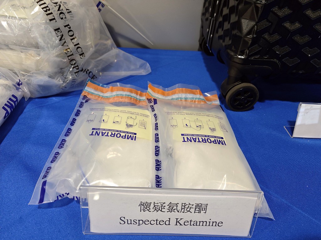 警方展示檢獲的證物。 警方展示檢獲的證物。