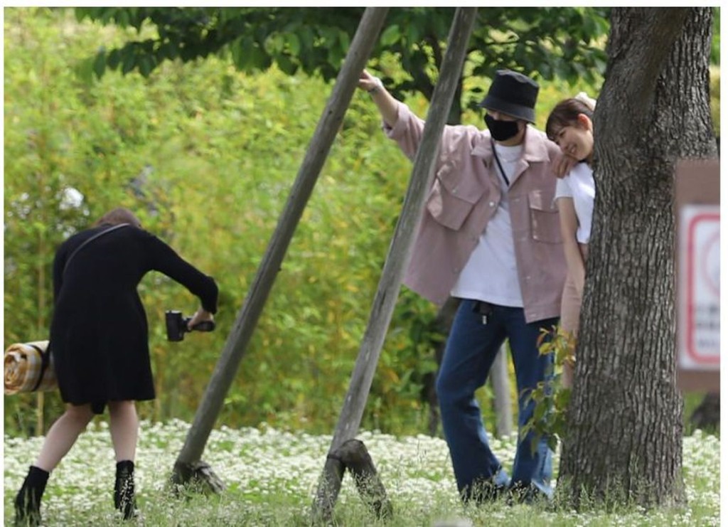 Minami替兩人影相。