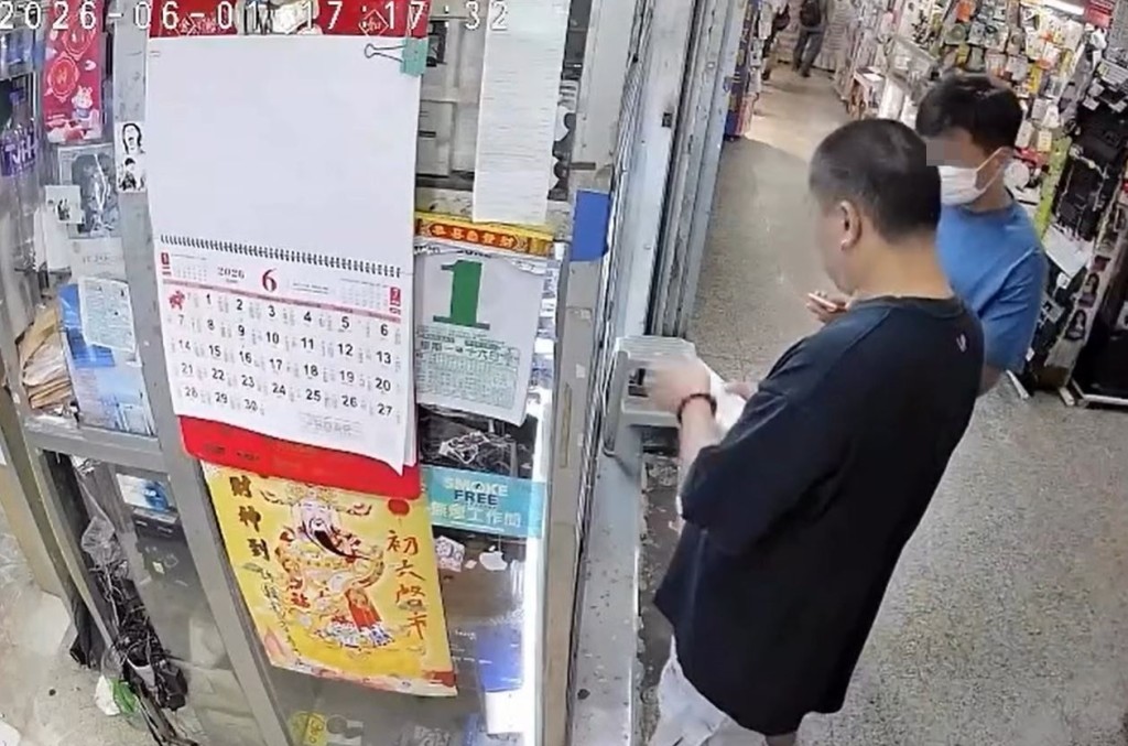 店東拿出 iPhone 17供藍衫男子查看。Threads片段截圖