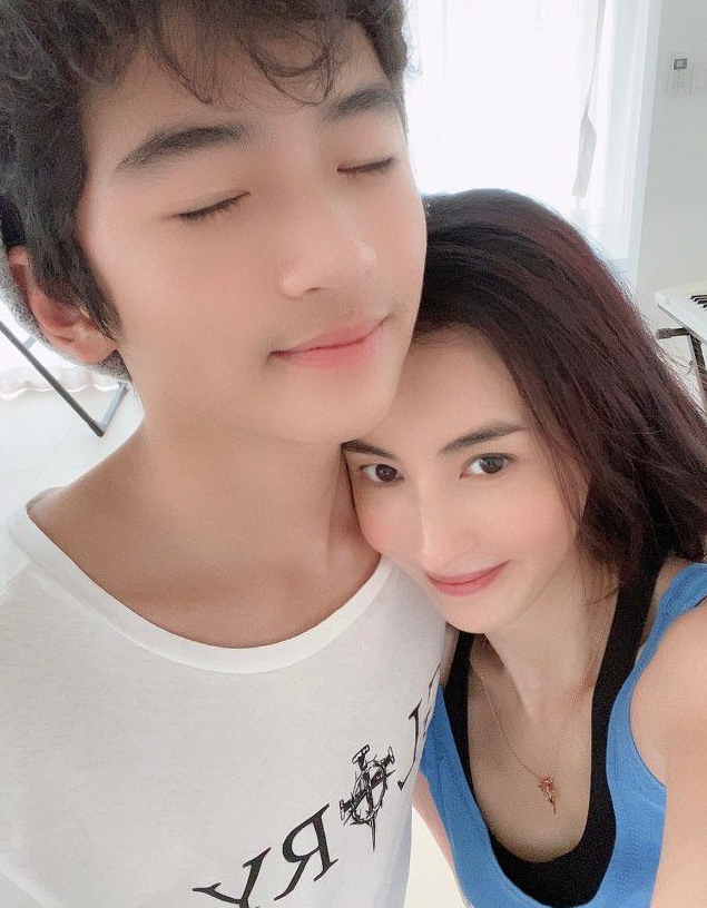 失婚後，栢芝一直盡力照顧三個兒子，母子感情要好。