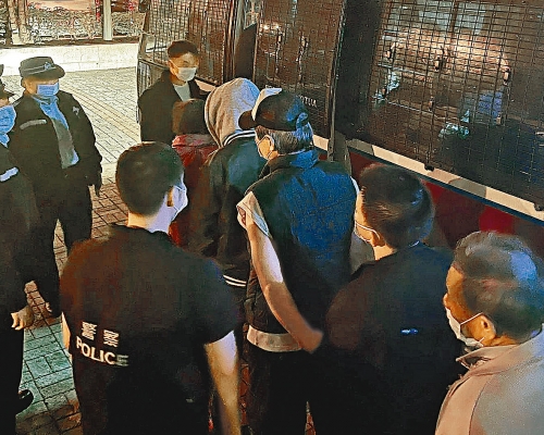 ■警方在梨木樹邨搗破街頭賭檔，拘捕一批賭客。