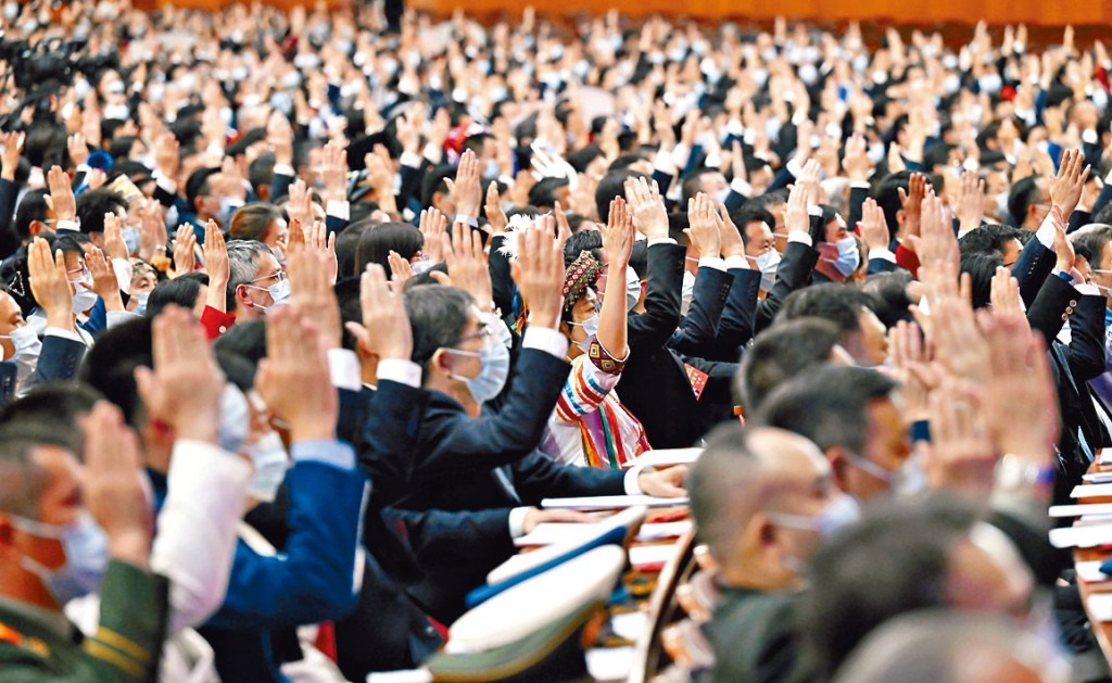 二千多名黨代表在會議中舉手表決。