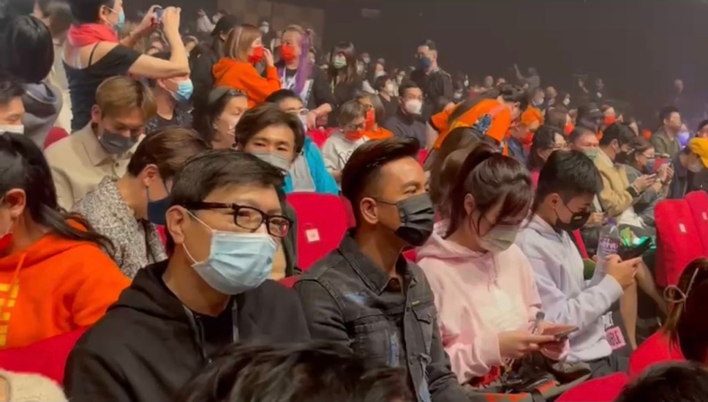 馬國明及湯洛雯未開始已乖乖入座。