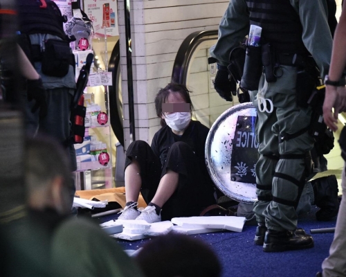 截至晚上10時，共35人被捕。