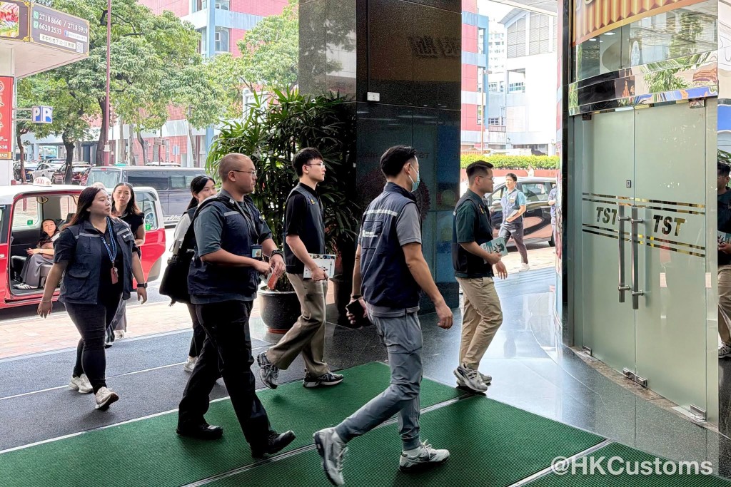 香港海關聯同旅遊業監管局及衞生署,在今日(10月7日)國慶黃金周尾聲,繼續聯合突擊巡查及宣傳。 香港海關聯同旅遊業監管局及衞生署,在今日(10月7日)國慶黃金周尾聲,繼續聯合突擊巡查及宣傳。