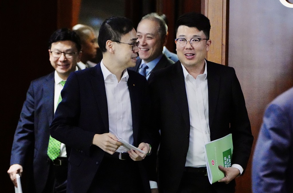 議員、官員在休會離場後神態輕鬆。