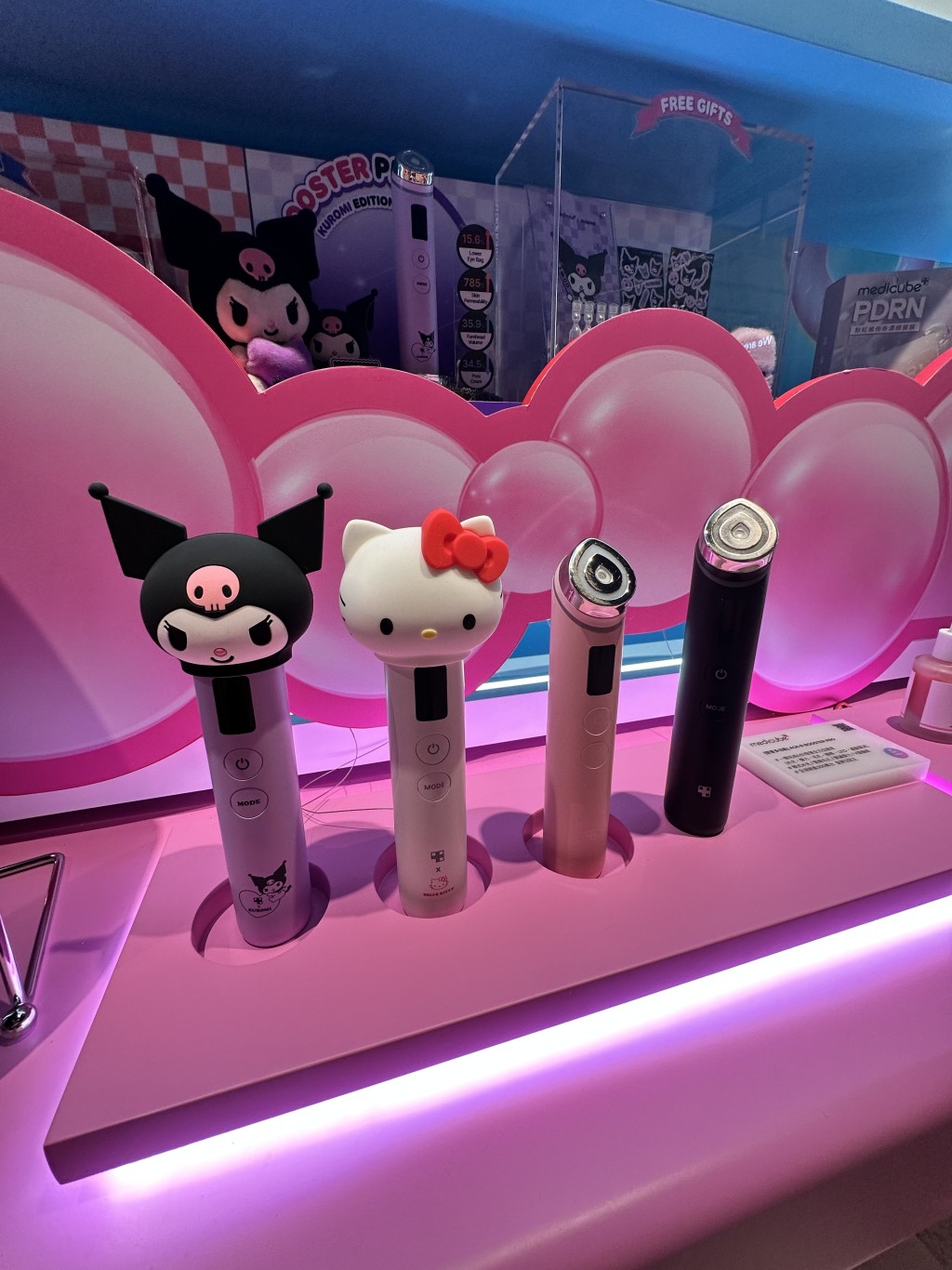 AGE-R Booster Pro 美容儀特別版以人氣卡通角色Hello Kitty及Kuromi為聯乘主角,為產品增添可愛感。 AGE-R Booster Pro 美容儀特別版以人氣卡通角色Hello Kitty及Kuromi為聯乘主角,為產品增添可愛感。