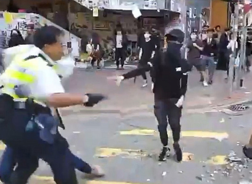 許智峯早前提出私人刑事檢控,控告於西灣河開槍案交通警。 網圖