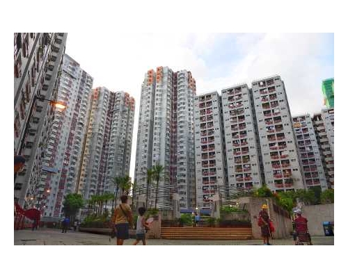 本屆政府五年任期內的公營房屋建屋量達96 500個單位。(圖為香港紅磡一公營房屋)