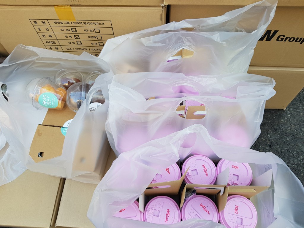 B.I為粉絲義工準備飲品和食物。