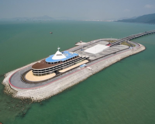 有網民用航拍拍攝到人工島防坡堤邊緣出現「狗牙」狀。「UAVHongKong 香港無人機航拍會」fb群組