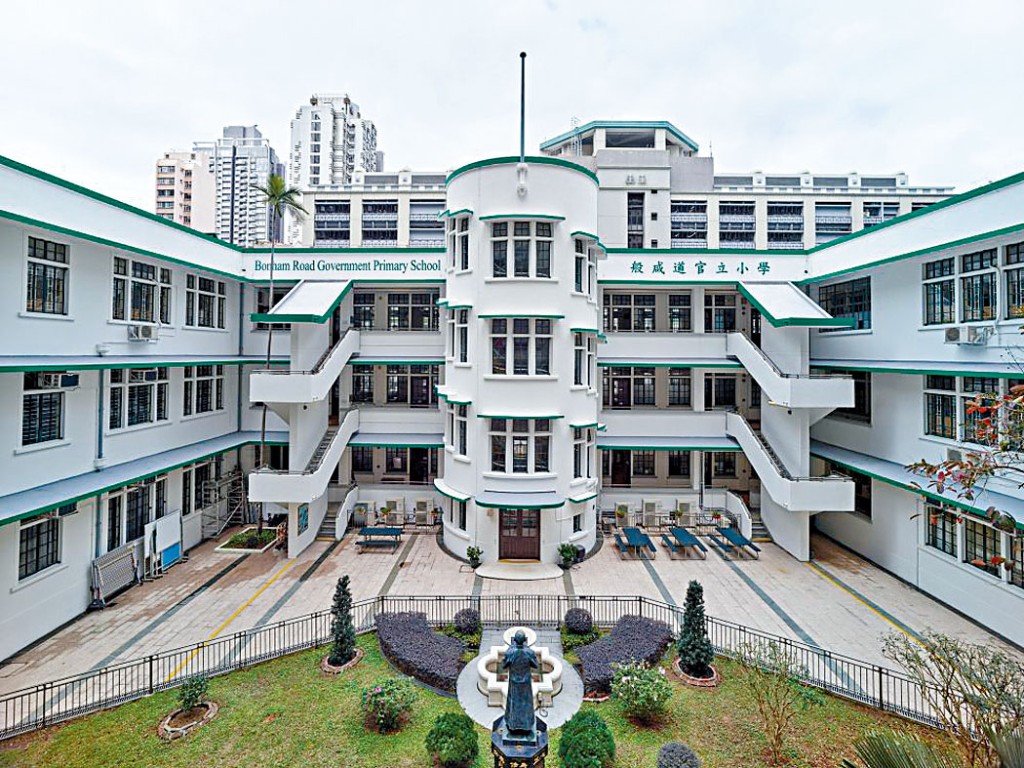 ■般咸道官立小學最富特色的弧形外牆連中央旋轉樓梯。