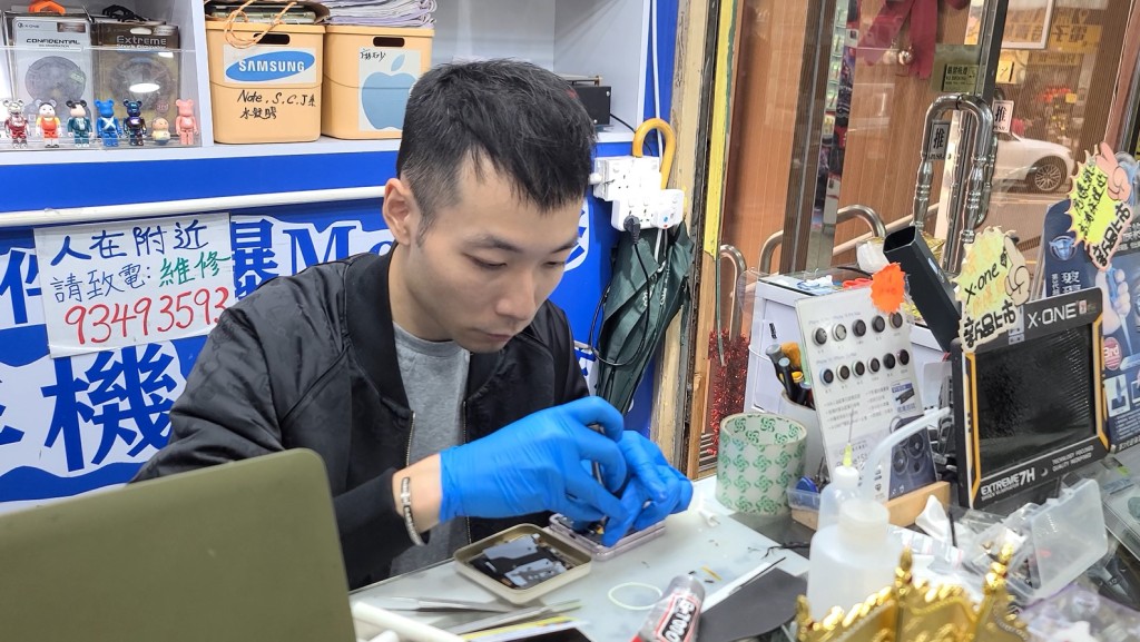 Angus在深水埗開店8年，留意到不少長者有時很無助，很需要幫忙。