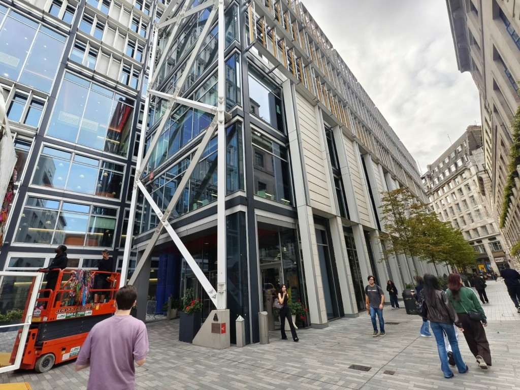 這場職業講座在倫敦政治經濟學院（London School of Economics and Political Science）舉行。