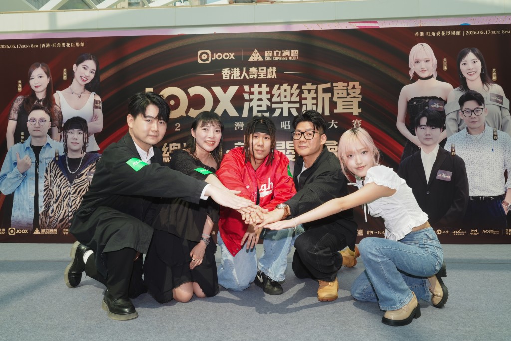 參賽者互相支持。