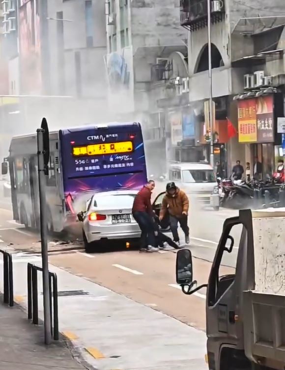 途人將女司機救出車外。網上影片截圖