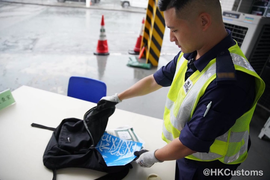 演習模擬應對一輛出境私家車懷疑與恐怖活動有關。海關圖片