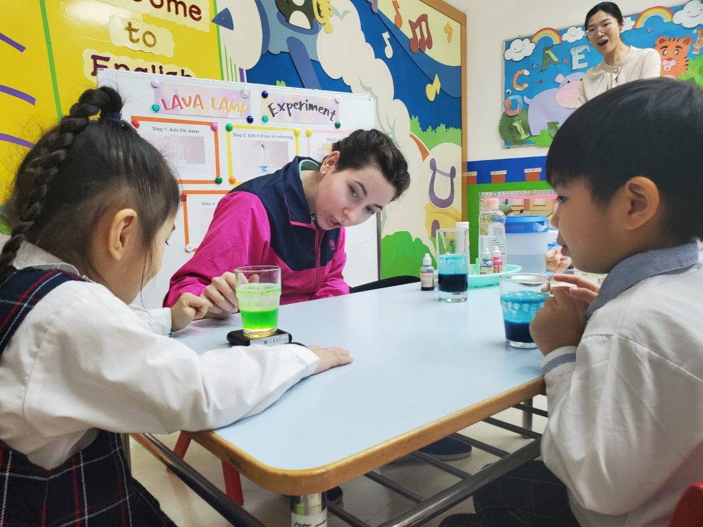 圆玄学院属下幼稚园推行新英语教学方针。学校提供
