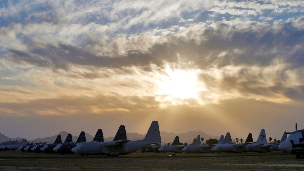 亞利桑那州「軍機墳場」裏的C-130運輸機。 美聯社