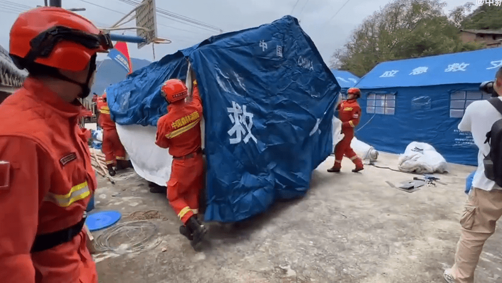 消防員為災民架起帳篷。