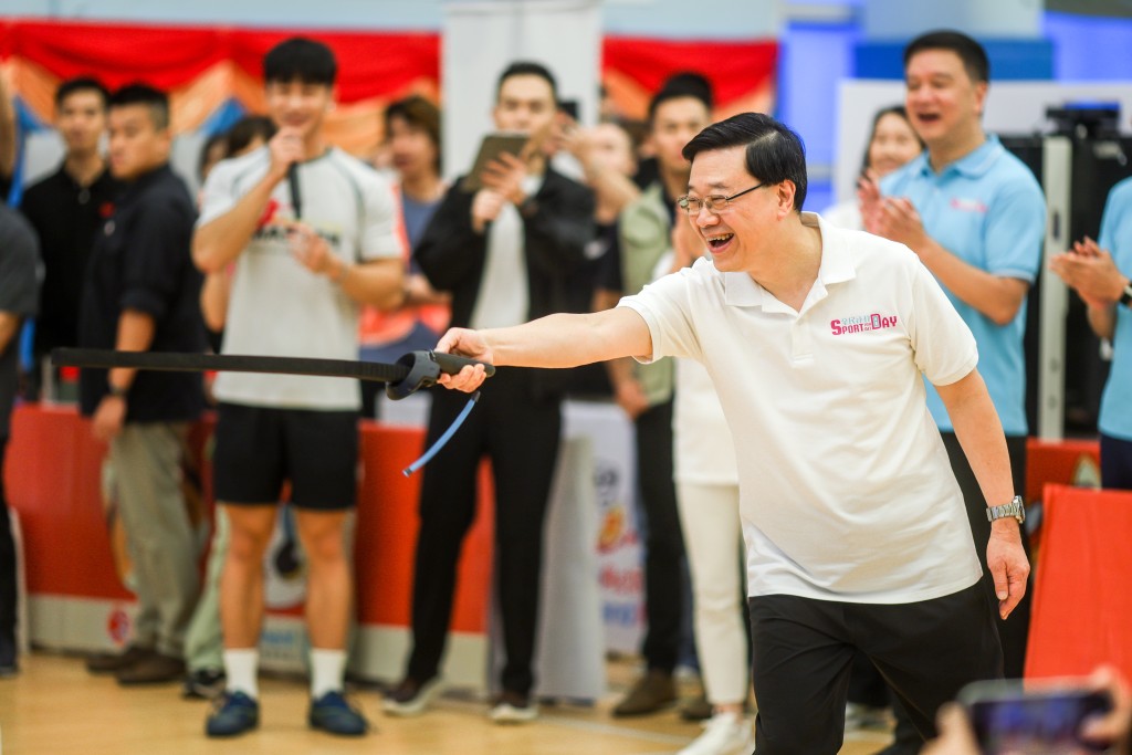 李家超到場參觀運動攤位，並與江旻憓一同體驗重劍項目。