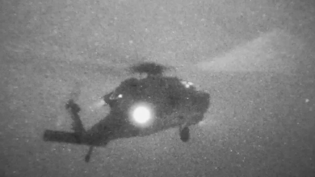 伊朗货船试图突破封锁，遭美军武力拦截并扣押。X@ U.S. Central Command