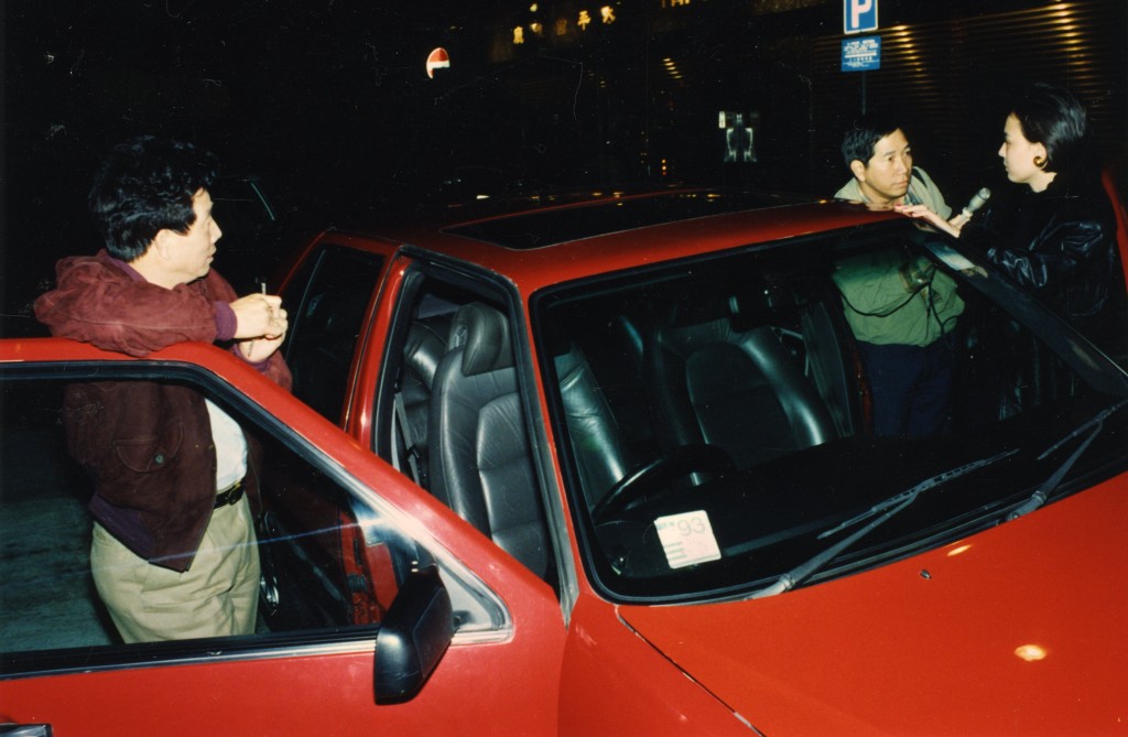 翁静晶（右）与刘家良（左）在1993年初遇上太平馆劫案，事后还当场接受访问。