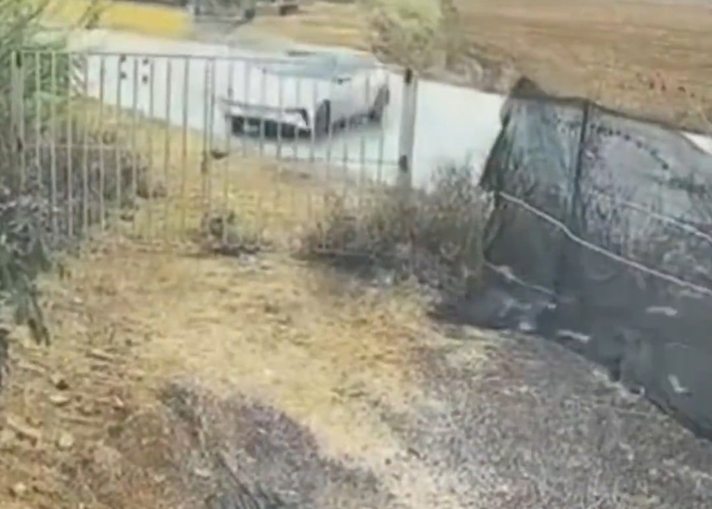 闭路电视拍下私家车出事及起火经过。