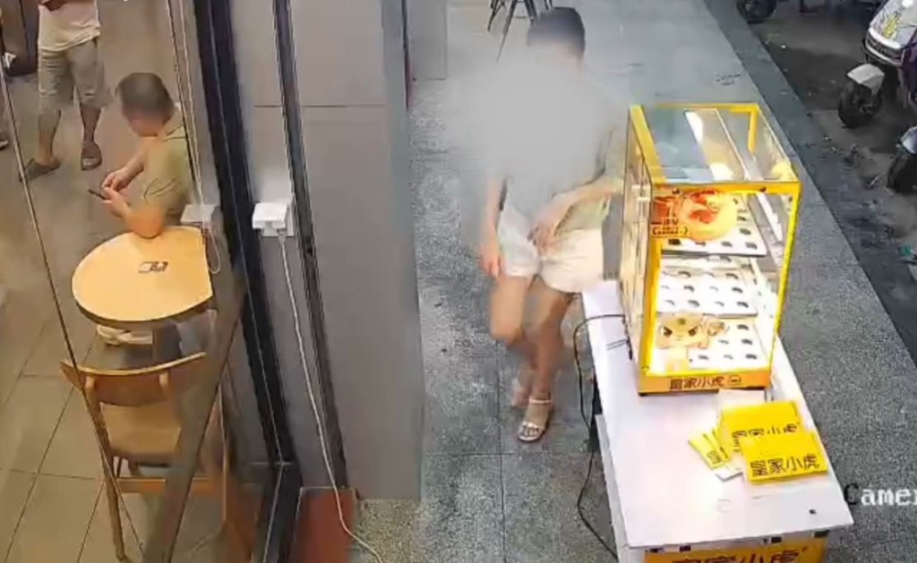 女子在小吃店前淡定連偷5個蛋撻，即場吃完再施施然離開。抖音＠最美好開始