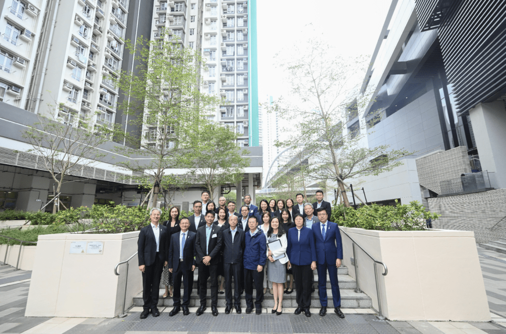 與會者參觀海達邨，實地參觀公營房屋發展項目。