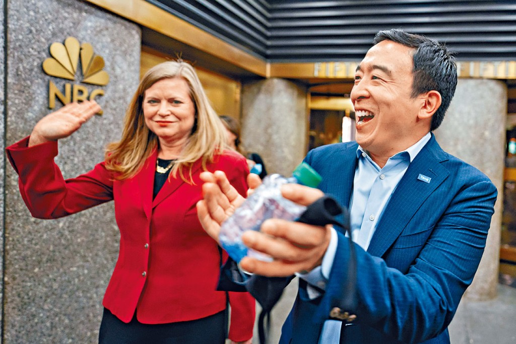 ■楊安澤（右）周三出席初選論壇後與支持者打招呼。