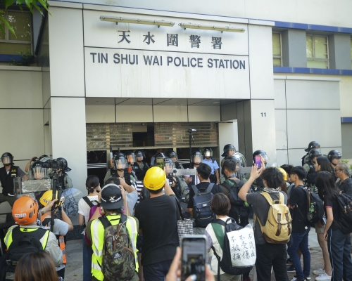 警方指，天水圍警署近日多次被包圍及破壞。資料圖片