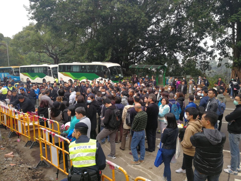 逾百名死者家屬到場分批上香。梁國峰攝