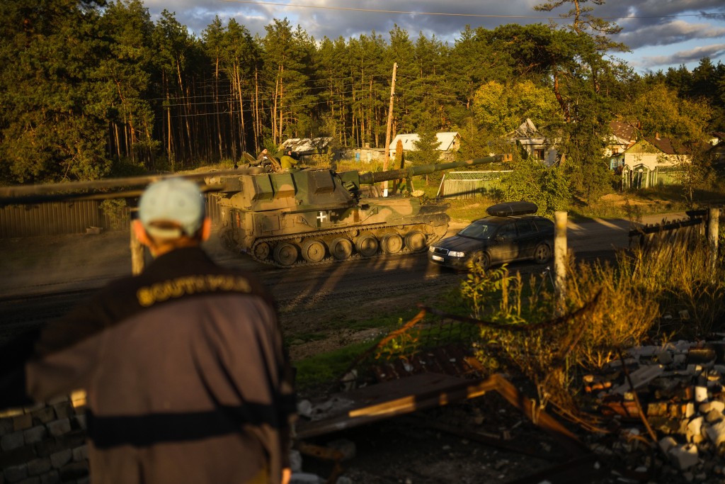 乌克兰士兵在莱曼附近的村庄驾驶一辆坦克。AP