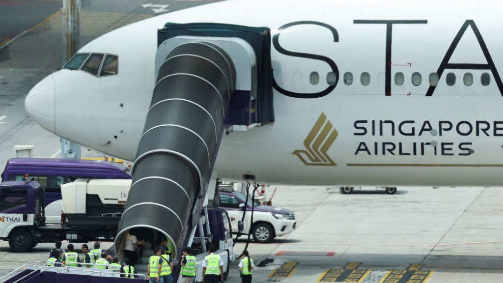 出事新加坡航空客机紧急降落泰国曼谷机场。(路透社)