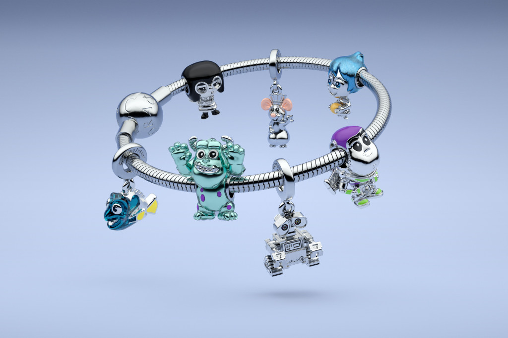Pandora 與迪士尼 Pixar動畫工作室首次合推的飾品新系列，以多套人氣動畫主角作為吊飾及串飾的造型。