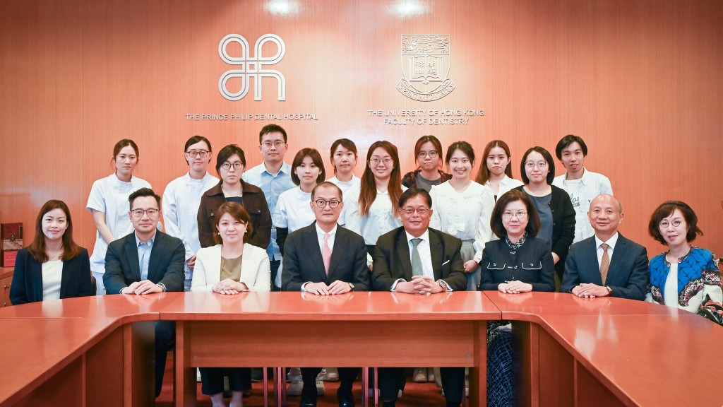 醫務衞生局局長盧寵茂和副局長李夏茵到訪菲臘牙科醫院，了解該醫院培訓本地牙科護理人手的工作。資料圖片