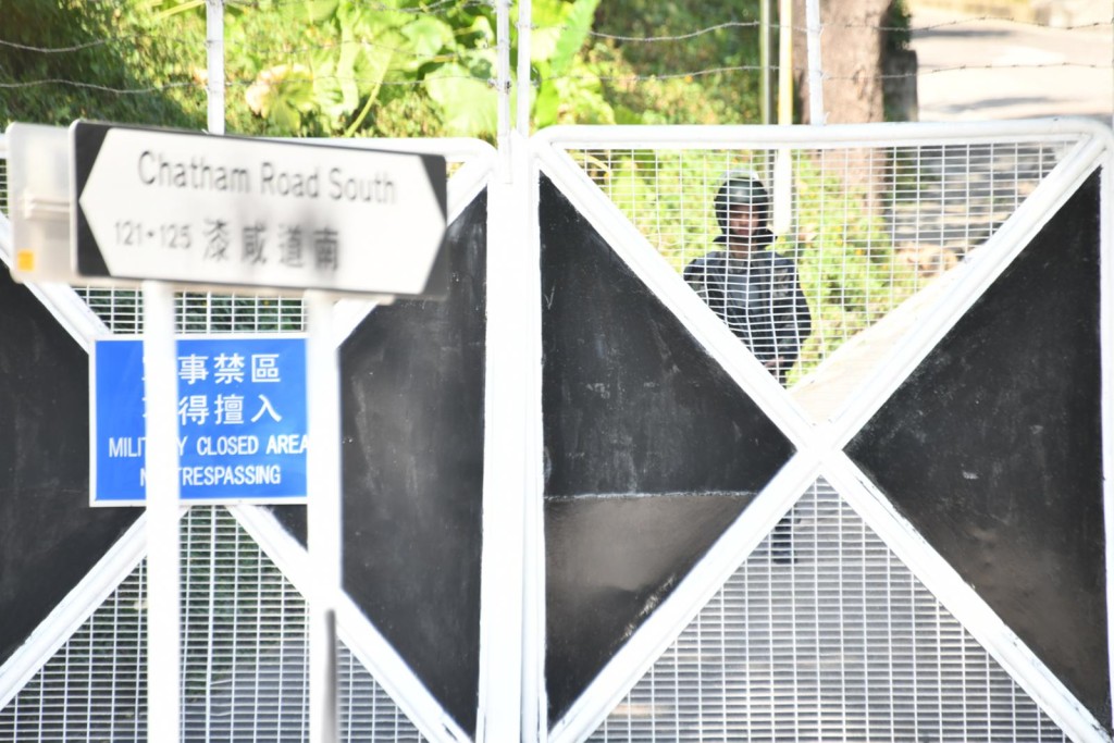軍營閘內有軍人駐守。