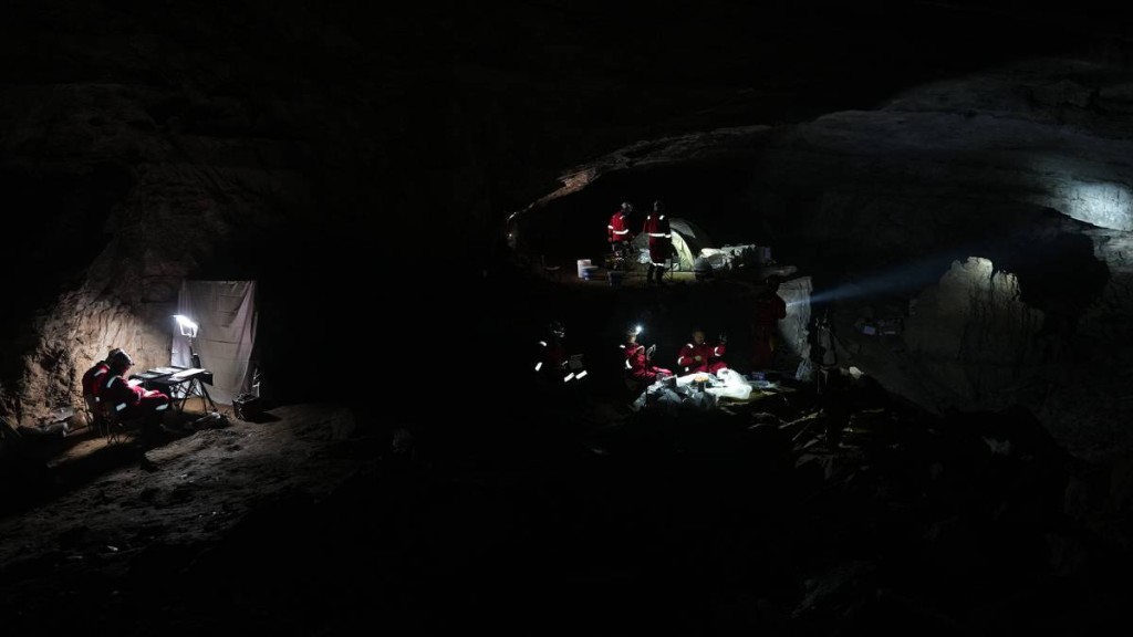 中國太空人完成首次洞穴訓練。人民日報