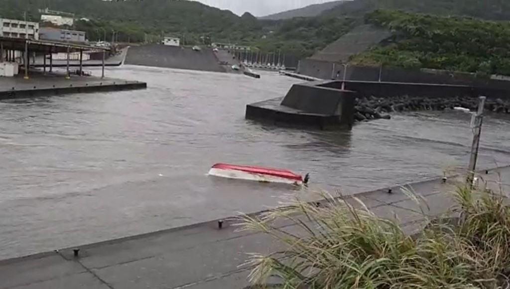 八丈島出現60厘米高海嘯，有船隻翻覆。網上圖片