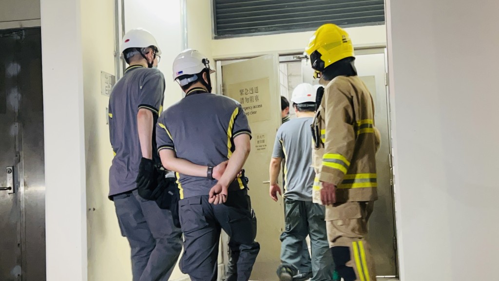 港島海怡半島站有變電站冒煙。蔡楚輝攝