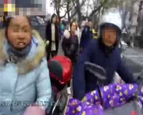 兩夫婦拒絕受罰而且情緒激動。片段截圖