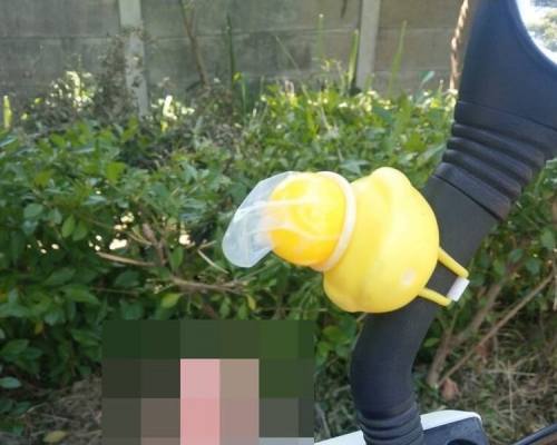 黃色膠鴨上被套上一個保險套。fb
