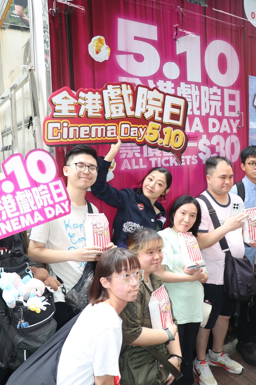 衛詩雅引來大批市民合照。
