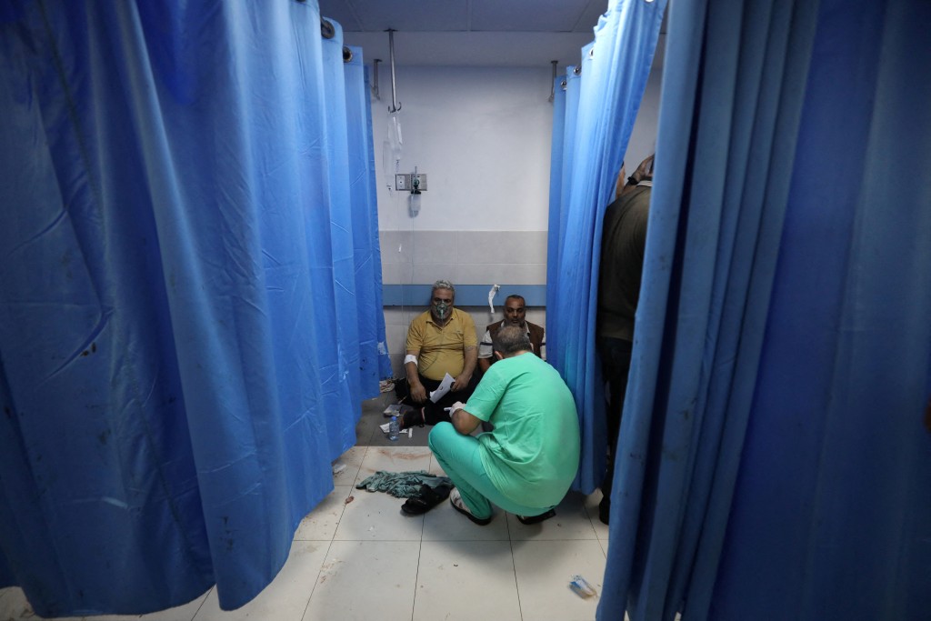 補給困難下，加沙的醫療機構再過幾小時便失去救治能力。路透社