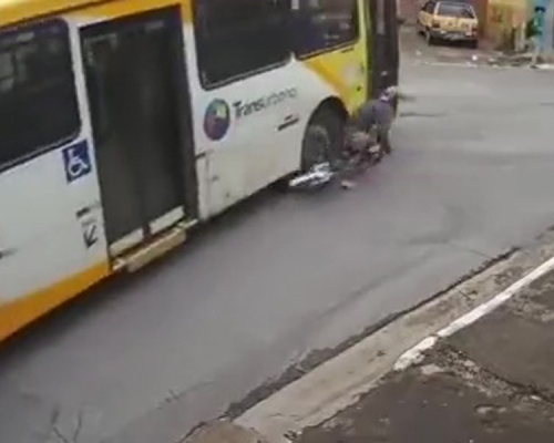 少年圖方便踩單車摱車門,巴士轉彎將其撞倒。(網圖)