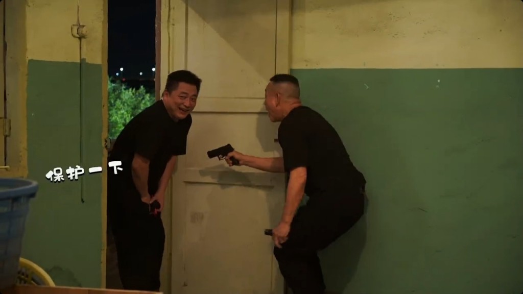 林保怡綵排某動作場口時,竟忽然興起先後槍指導演及張振朗下體,感覺拍攝氣氛愉快輕鬆。 林保怡綵排某動作場口時,竟忽然興起先後槍指導演及張振朗下體,感覺拍攝氣氛愉快輕鬆。