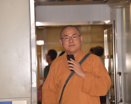 原告虚云和尚纪念堂有限公司，由释照月和尚做代表。